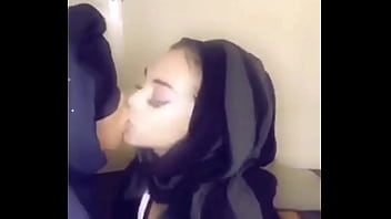 2 muslim girls twerking in niqab